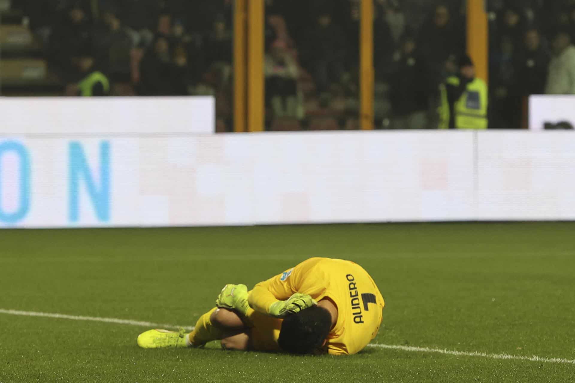 El portero del US Cremonese Emil Audero tendido sobre el césped tras eleimpacto de un petardo en Cremona,Italia. EFE/EPA/DAVIDE CASENTINI