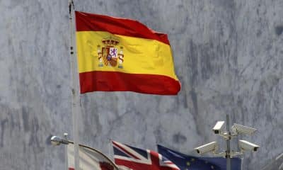 Imagen de archivo de las banderas de España, Gibraltar, Reino Unido y la Unión Europea, con el Peñón al fondo, en un puesto fronterizo. EFE/A. Carrasco Ragel