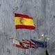 Imagen de archivo de las banderas de España, Gibraltar, Reino Unido y la Unión Europea, con el Peñón al fondo, en un puesto fronterizo. EFE/A. Carrasco Ragel