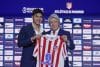 El centrocampista mexicano Obed Vargas junto al presidente del Atlético de Madrid, Enrique Cerezo (d) durante su presentación como nuevo jugador del club, este miércoles en el Estadio Metropolitano de Madrid. EFE/ Sergio Perez
