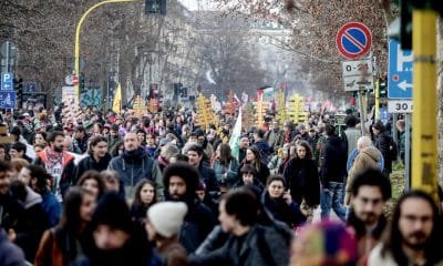 Roma, 7 feb (EFE).- Unas cinco mil personas se han sumado este sábado a una manifestación convocada en Milán (norte) para protestar en contra de los Juegos Olímpicos de Invierno, inaugurados en la víspera en dicha ciudad italiana y la de Cortina d'Ampezzo. EFE/EPA/MOURAD BALTI TOUATI