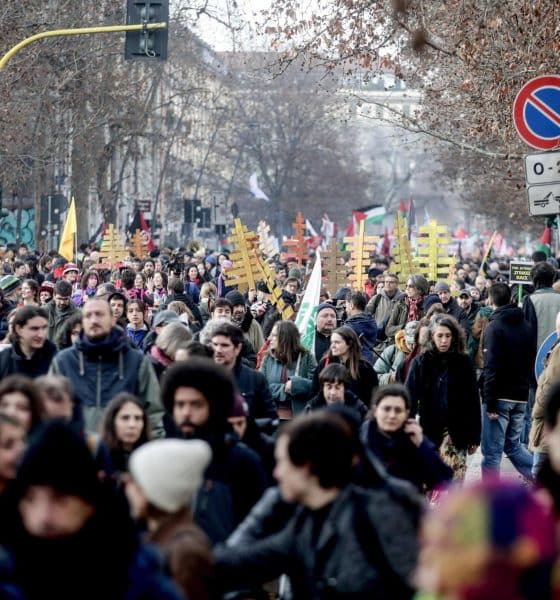 Roma, 7 feb (EFE).- Unas cinco mil personas se han sumado este sábado a una manifestación convocada en Milán (norte) para protestar en contra de los Juegos Olímpicos de Invierno, inaugurados en la víspera en dicha ciudad italiana y la de Cortina d'Ampezzo. EFE/EPA/MOURAD BALTI TOUATI