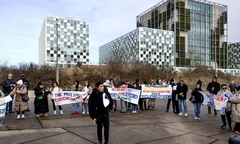 Un grupo de personas se manifesta en apoyo al expresidente de Filipinas Rodrigo Duterte frente a la Corte Penal Internacional (CPI) en La Haya, Países Bajos, el 23 de febrero de 2026. EFE/EPA/RAMON VAN FLYMEN