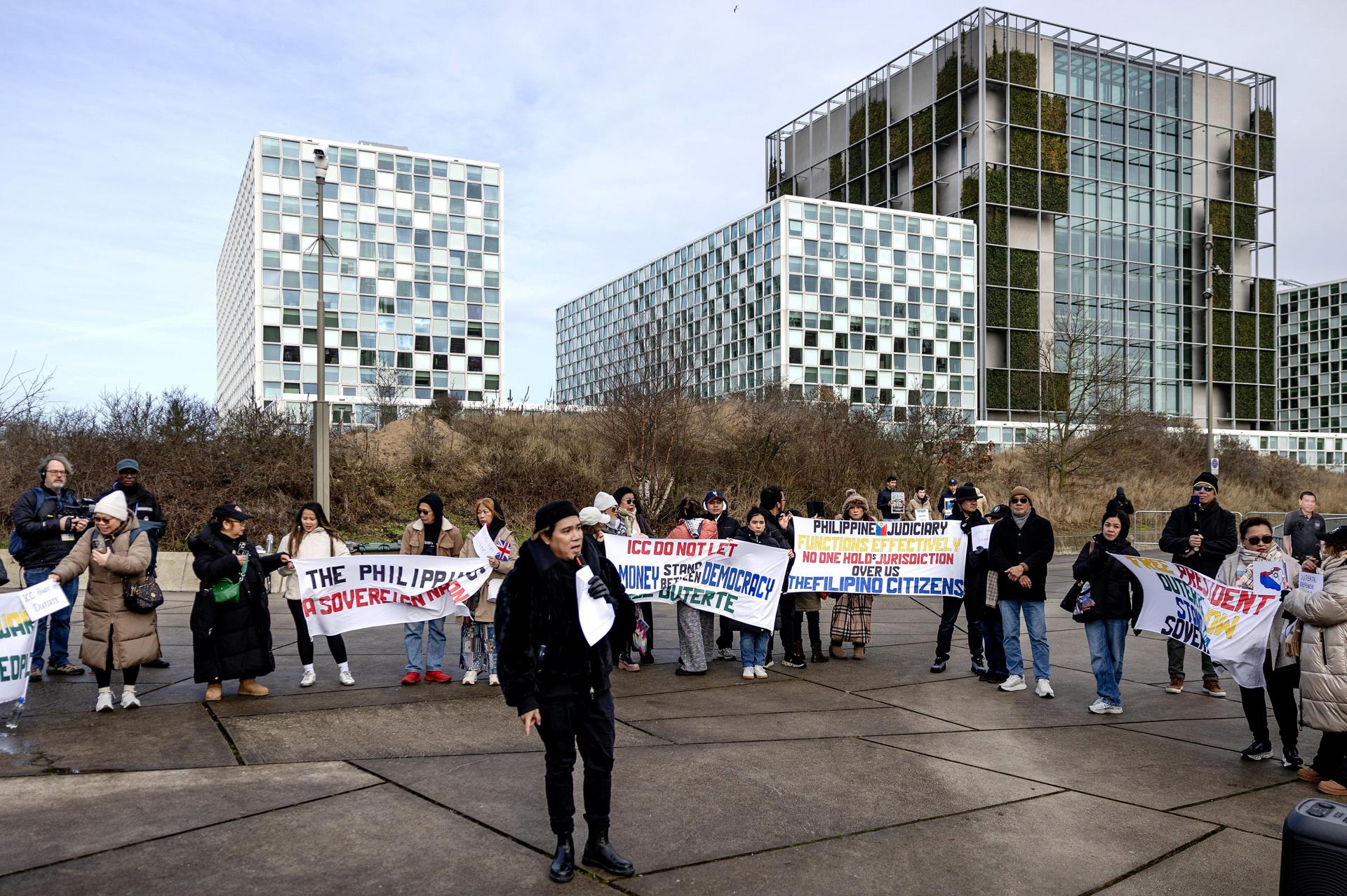 Un grupo de personas se manifesta en apoyo al expresidente de Filipinas Rodrigo Duterte frente a la Corte Penal Internacional (CPI) en La Haya, Países Bajos, el 23 de febrero de 2026. EFE/EPA/RAMON VAN FLYMEN