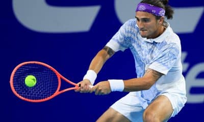 El tenista italiano Mattia Bellucci devuelve una bola contra el español Alejandro Davidovich Fokina, en un partido del Abierto Mexicano de Tenis 2026 en Acapulco (México). EFE/David Guzmán