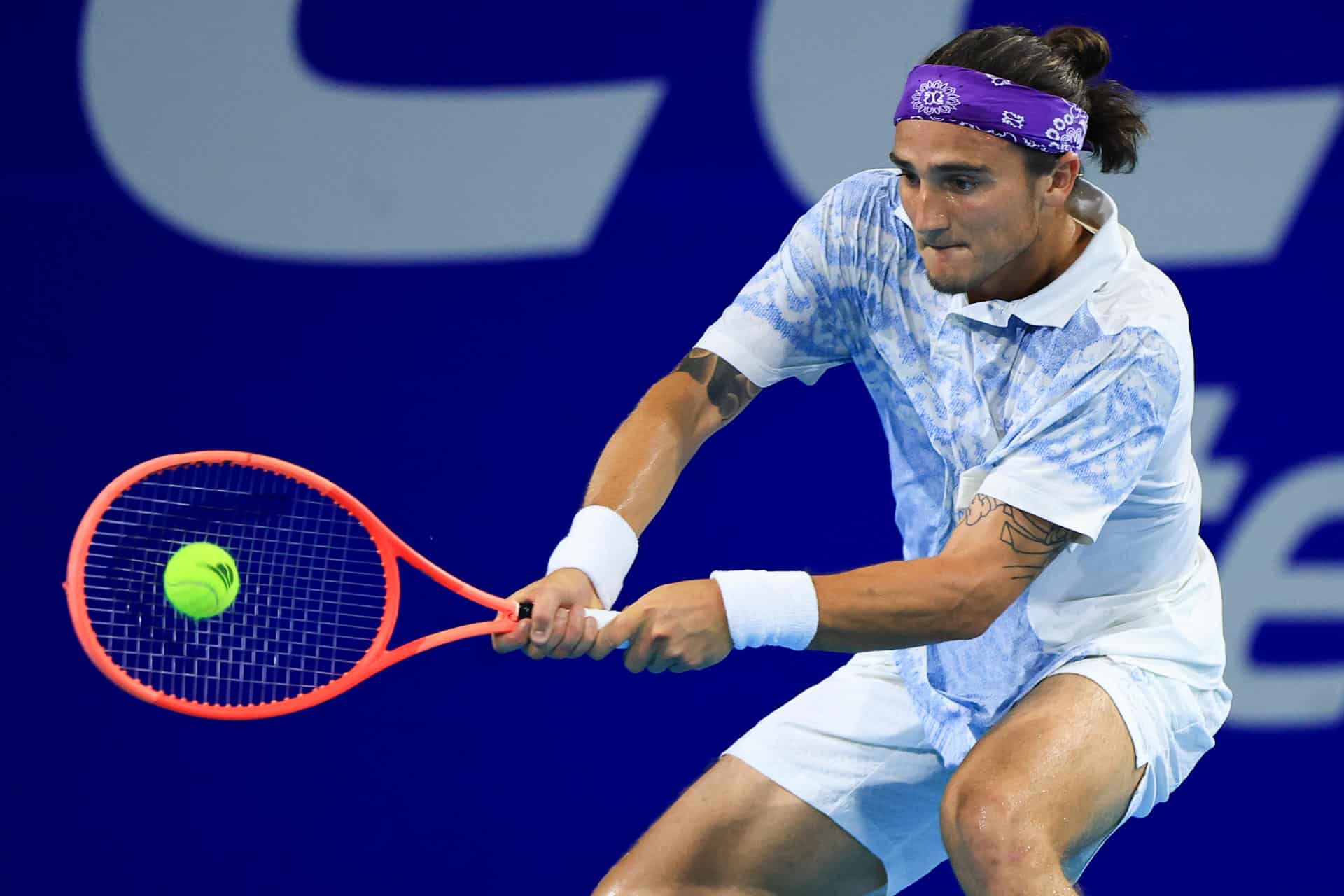 El tenista italiano Mattia Bellucci devuelve una bola contra el español Alejandro Davidovich Fokina, en un partido del Abierto Mexicano de Tenis 2026 en Acapulco (México). EFE/David Guzmán