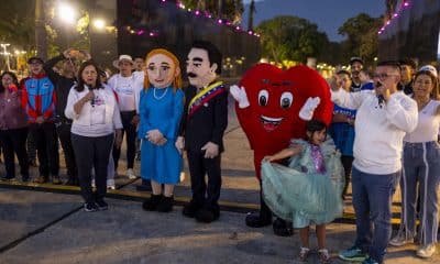 Personas se manifiestan en el Día de San Valentín para pedir por la libertad de Nicolás Maduro y Cilia Flores este sábado, en Caracas (Venezuela). EFE/ Miguel Gutiérrez