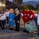 Personas se manifiestan en el Día de San Valentín para pedir por la libertad de Nicolás Maduro y Cilia Flores este sábado, en Caracas (Venezuela). EFE/ Miguel Gutiérrez