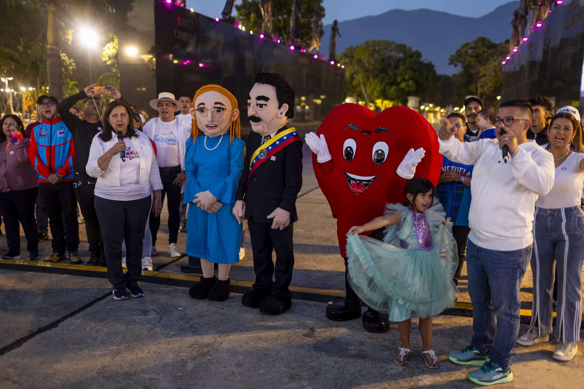 Personas se manifiestan en el Día de San Valentín para pedir por la libertad de Nicolás Maduro y Cilia Flores este sábado, en Caracas (Venezuela). EFE/ Miguel Gutiérrez