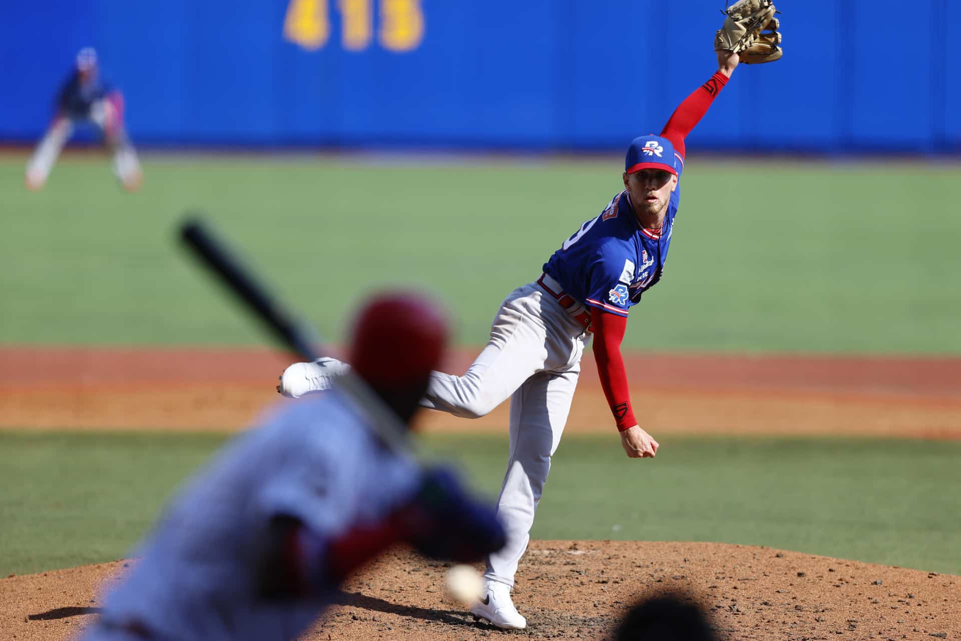 Andrew Baker, lanzador de los Cangrejeros de Santurce de Puerto Rico, prueba la ofensiva de los Leones del Escogido de República Dominicana este lunes, durante la segunda jornada de la Serie del Caribe de Béisbol que transcurre en el en el Estadio Panamericano de Guadalajara. EFE/ Francisco Guasco