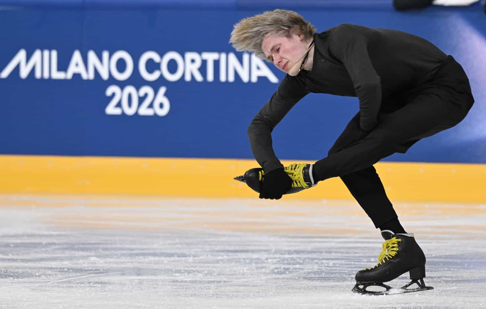 El patinador estadounidense Ilia Malinin entrena en el Ice Skating Arena de Milán, este miércoles. EFE/EPA/DANIEL DAL ZENNARO