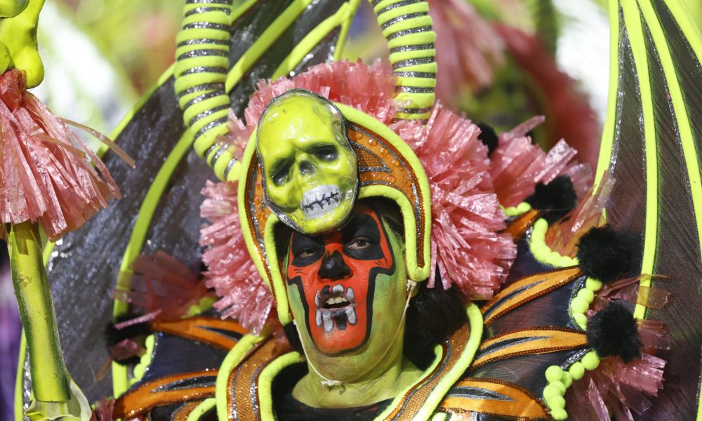 Un miembro del grupo de samba Unidos do Viradouro reacciona en el sambódromo el segundo día de Carnaval en Río de Janeiro, EFE/ Antonio Lacerda