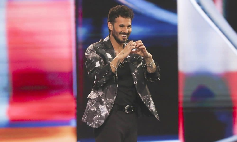 El cantante español Antoñito Molina reacciona el pasado domingo, durante la competencia internacional del Festival Internacional de la Canción de Viña del Mar, en Viña del Mar (Chile). EFE/ Adriana Thomasa