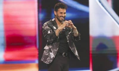 El cantante español Antoñito Molina reacciona el pasado domingo, durante la competencia internacional del Festival Internacional de la Canción de Viña del Mar, en Viña del Mar (Chile). EFE/ Adriana Thomasa