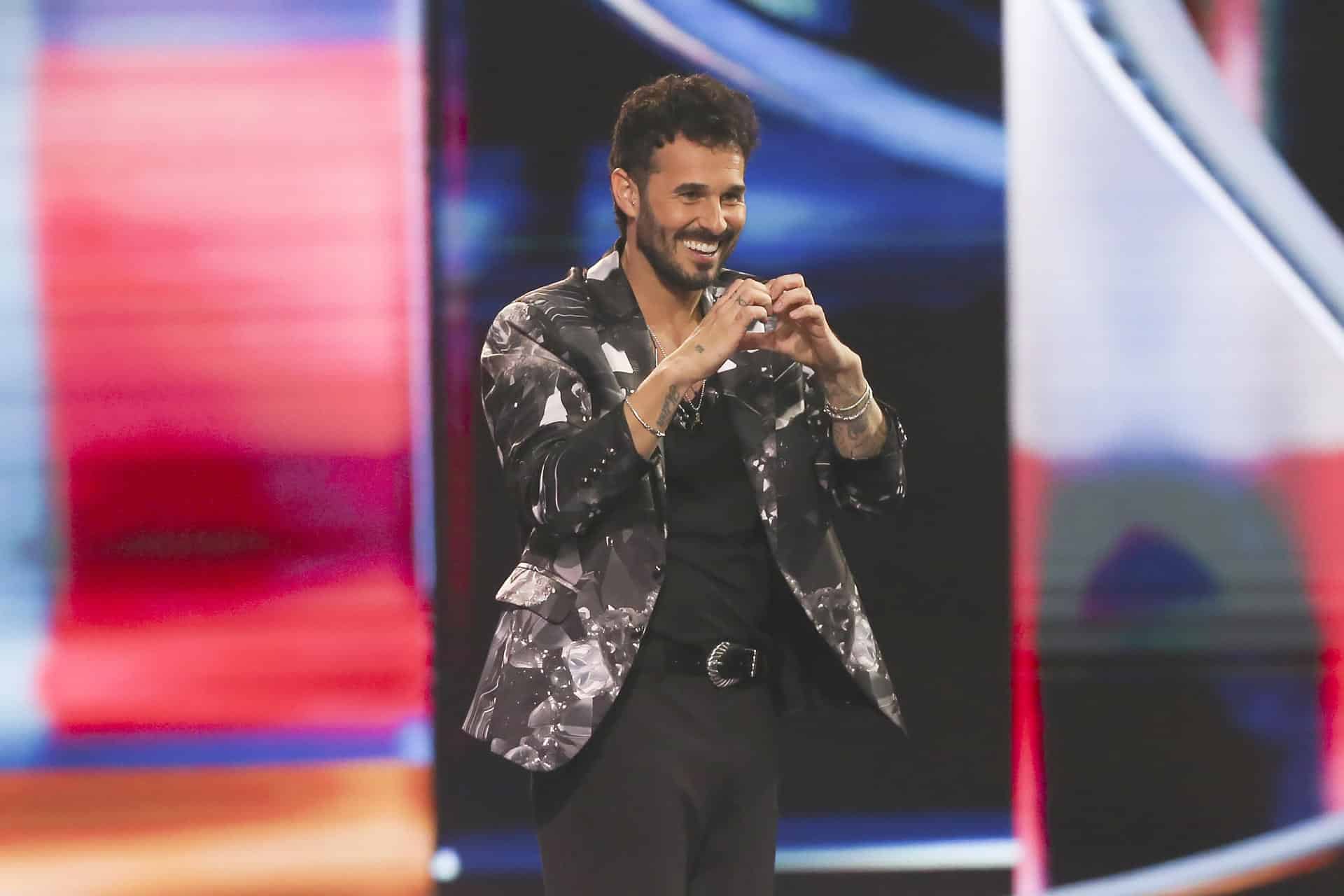 El cantante español Antoñito Molina reacciona el pasado domingo, durante la competencia internacional del Festival Internacional de la Canción de Viña del Mar, en Viña del Mar (Chile). EFE/ Adriana Thomasa