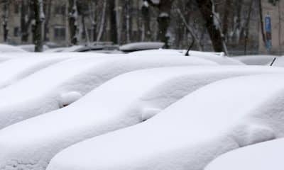Coches cubiertos de nieve en un aparcamiento en Bucarest, Rumanía, el pasado 25 de enero. EFE/EPA/ROBERT GHEMENT