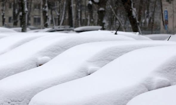 Coches cubiertos de nieve en un aparcamiento en Bucarest, Rumanía, el pasado 25 de enero. EFE/EPA/ROBERT GHEMENT