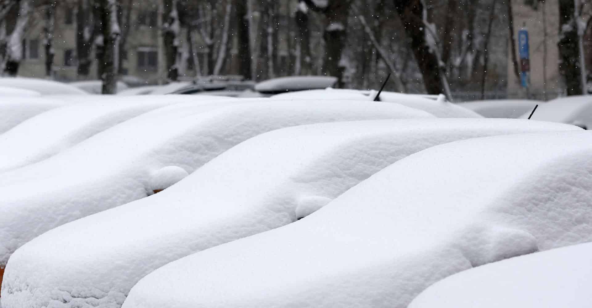 Coches cubiertos de nieve en un aparcamiento en Bucarest, Rumanía, el pasado 25 de enero. EFE/EPA/ROBERT GHEMENT