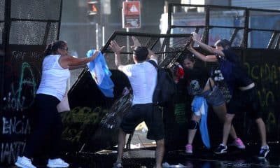 Manifestantes sostienen una valla en un enfrentamiento con la policía durante una protesta contra la reforma laboral propuesta por el Gobierno de Javier Milei, este jueves, en Buenos Aires (Argentina). EFE/ Juan Ignacio Roncoroni