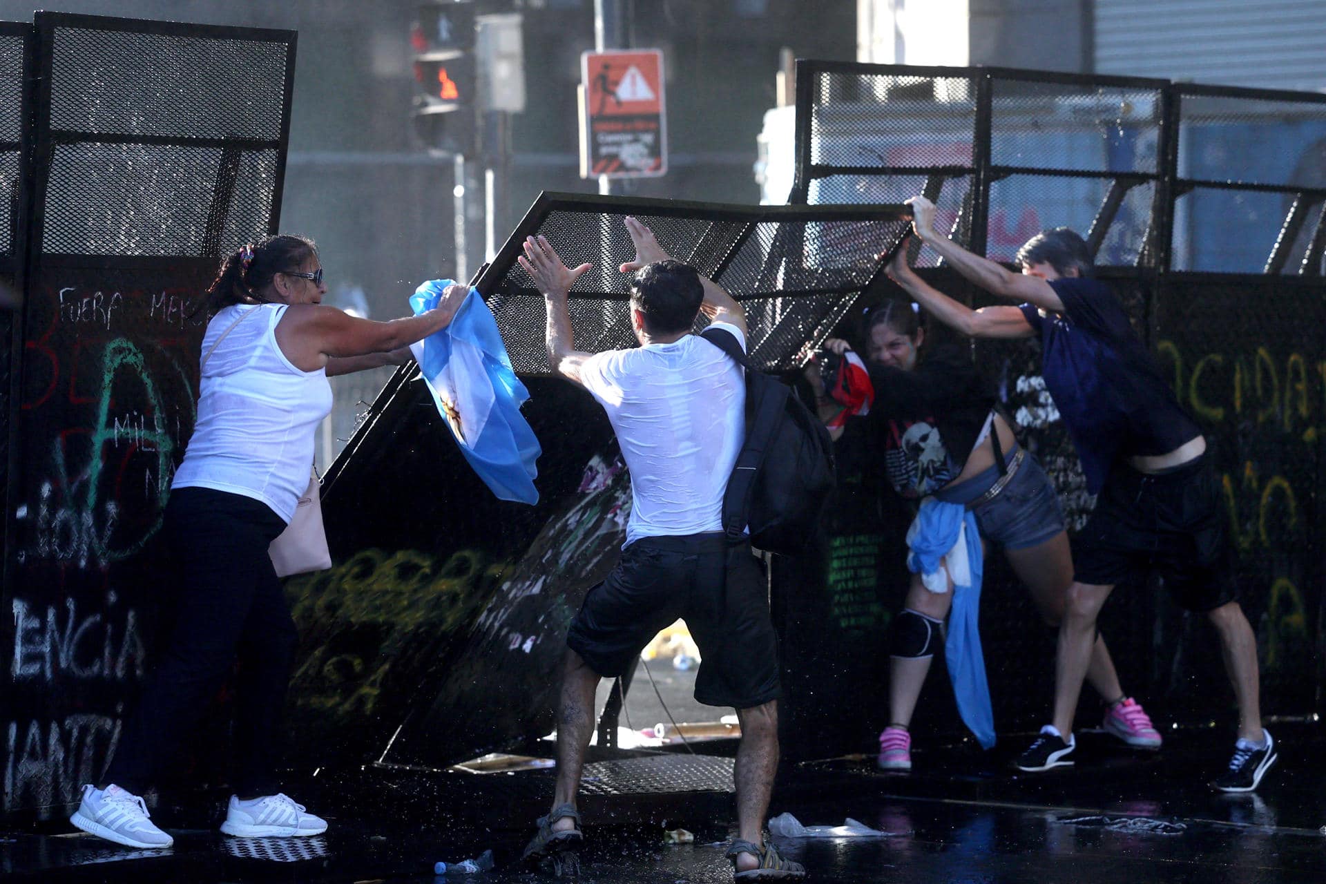 Manifestantes sostienen una valla en un enfrentamiento con la policía durante una protesta contra la reforma laboral propuesta por el Gobierno de Javier Milei, este jueves, en Buenos Aires (Argentina). EFE/ Juan Ignacio Roncoroni