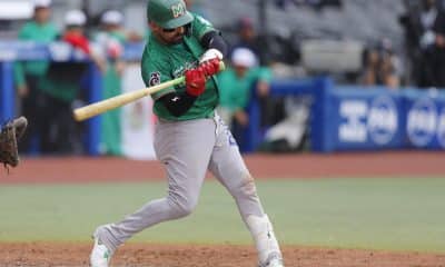 Alí Solís, de los Tomateros de Culiacán, impacta la bola en su turno al bate durante el juego que clasificó este viernes a la novena mexicana para la final de la Serie del Caribe de Béisbol a expensas de los Leones del Escogido dominicanos, campeón actual del torneo que se disputa en Jalisco (Guadalajara). EFE/ Francisco Guasco