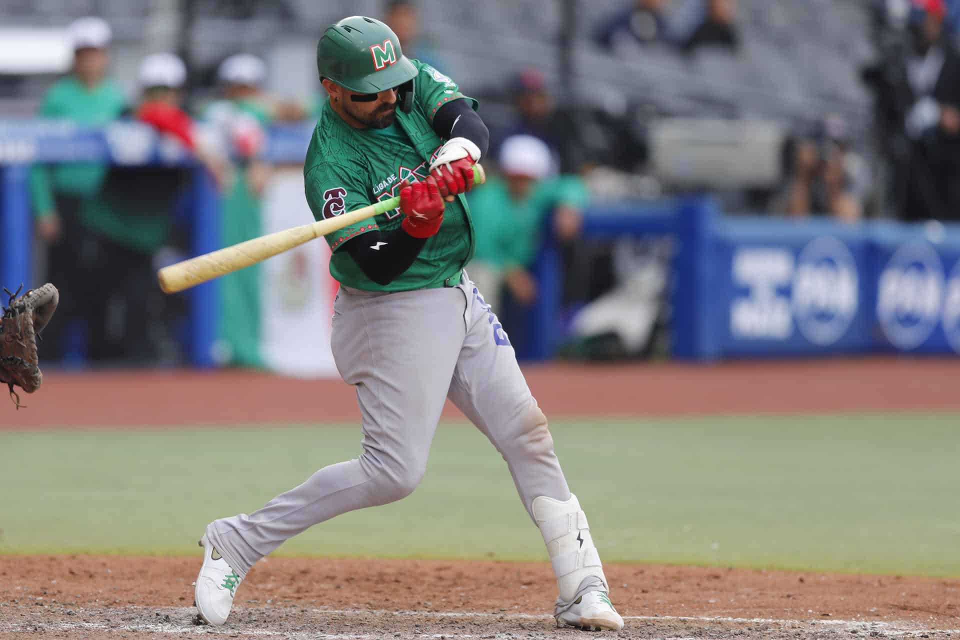Alí Solís, de los Tomateros de Culiacán, impacta la bola en su turno al bate durante el juego que clasificó este viernes a la novena mexicana para la final de la Serie del Caribe de Béisbol a expensas de los Leones del Escogido dominicanos, campeón actual del torneo que se disputa en Jalisco (Guadalajara). EFE/ Francisco Guasco