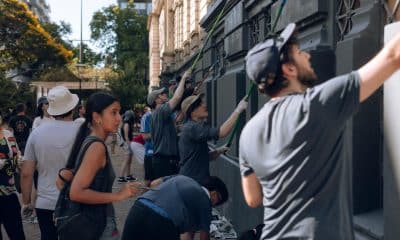 Fotografía cedida por el colectivo "Montevideo Más linda" que muestra a personas trabajando en la remodelación de el espacio público en Montevideo (Uruguay). EFE/Montevideo Más Linda