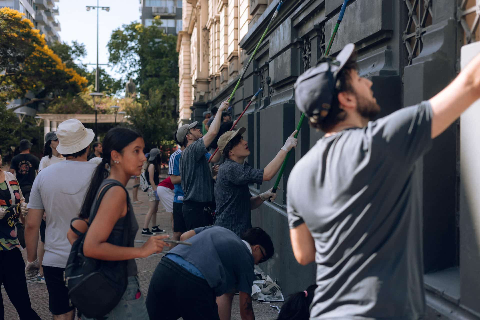 Fotografía cedida por el colectivo "Montevideo Más linda" que muestra a personas trabajando en la remodelación de el espacio público en Montevideo (Uruguay). EFE/Montevideo Más Linda