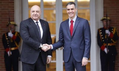 .- El jefe del Gobierno, Pedro Sánchez, recibe al presidente del Líbano, Joseph Aoun (i), a su llegada antes de mantener un encuentro en el Palacio de la Moncloa, este lunes. EFE/ Javier Lizón