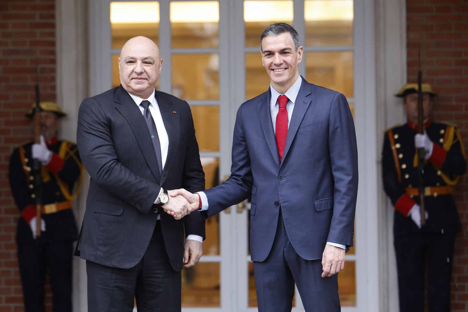 .- El jefe del Gobierno, Pedro Sánchez, recibe al presidente del Líbano, Joseph Aoun (i), a su llegada antes de mantener un encuentro en el Palacio de la Moncloa, este lunes. EFE/ Javier Lizón