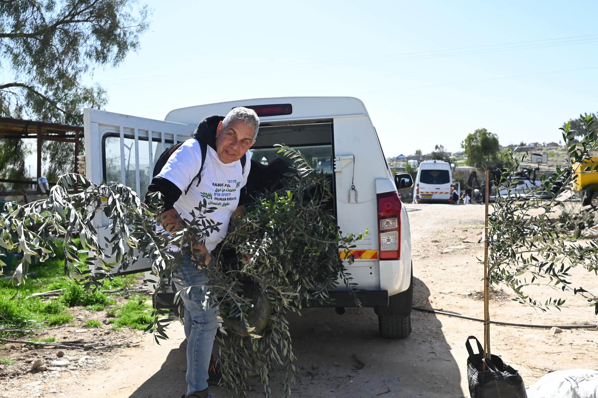 UMM AL KHEIR (-), 02/02/2026.- integrantes de la ONG Rabinos por los Derechos Humanos plantar 300 árboles en la aldea palestina de Umm Al Khair, en la gobernación palestina de Hebrón, acosada desde hace años por la violencia de colonos israelíes. EFE/ Magda Gibelli