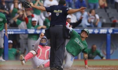 Víctor Mendoza (d) de México Verde se barre a home frente a Michael De La Cruz de República Dominicana este viernes, en un partido de las semifinales de La Serie del Caribe de Béisbol 2026 entre República Dominicana y México Verde, en el Estadio Panamericano Charros de Jalisco en Guadalajara (México). EFE/ Francisco Guasco