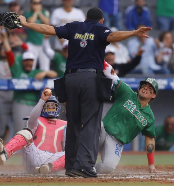 Víctor Mendoza (d) de México Verde se barre a home frente a Michael De La Cruz de República Dominicana este viernes, en un partido de las semifinales de La Serie del Caribe de Béisbol 2026 entre República Dominicana y México Verde, en el Estadio Panamericano Charros de Jalisco en Guadalajara (México). EFE/ Francisco Guasco