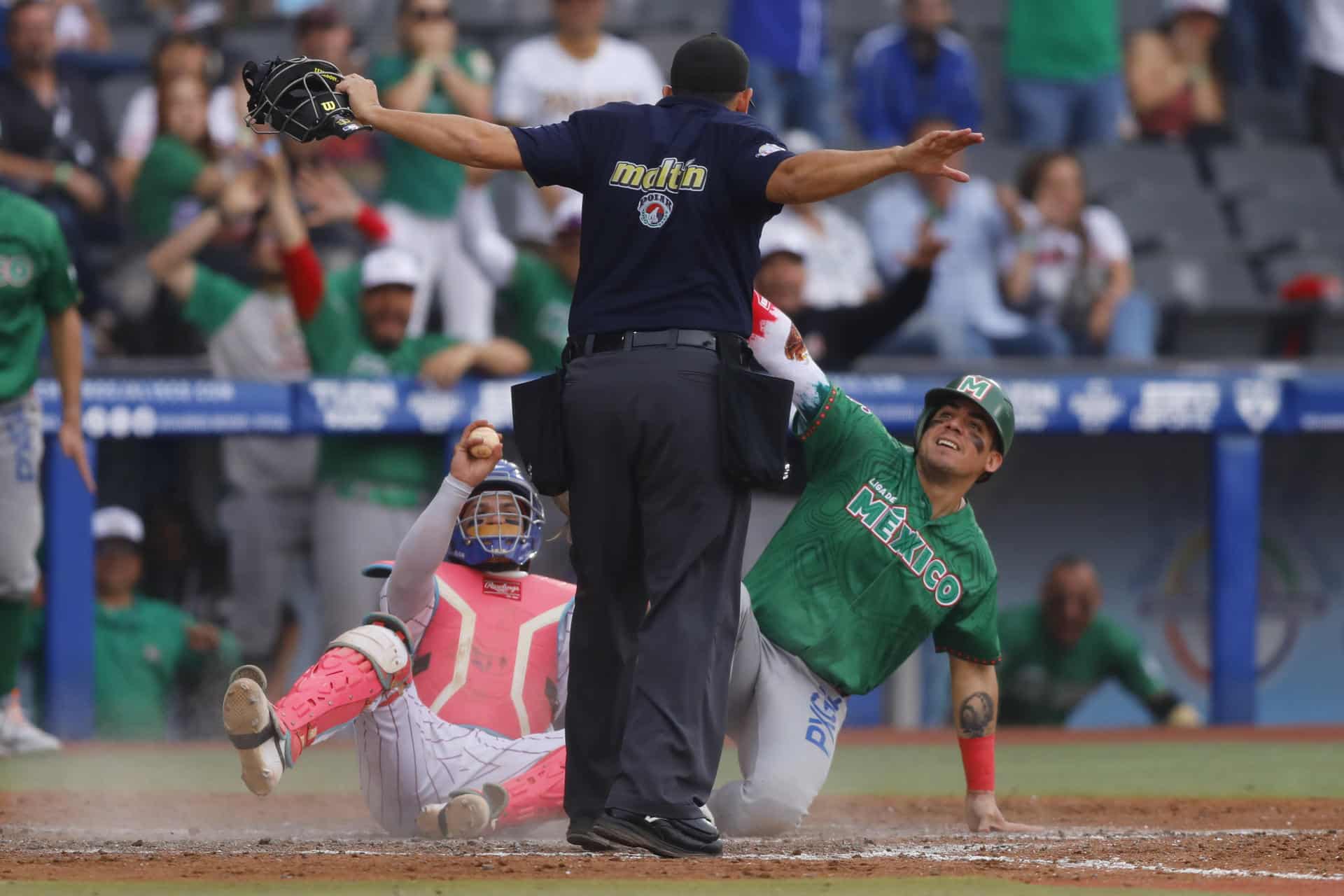 Víctor Mendoza (d) de México Verde se barre a home frente a Michael De La Cruz de República Dominicana este viernes, en un partido de las semifinales de La Serie del Caribe de Béisbol 2026 entre República Dominicana y México Verde, en el Estadio Panamericano Charros de Jalisco en Guadalajara (México). EFE/ Francisco Guasco