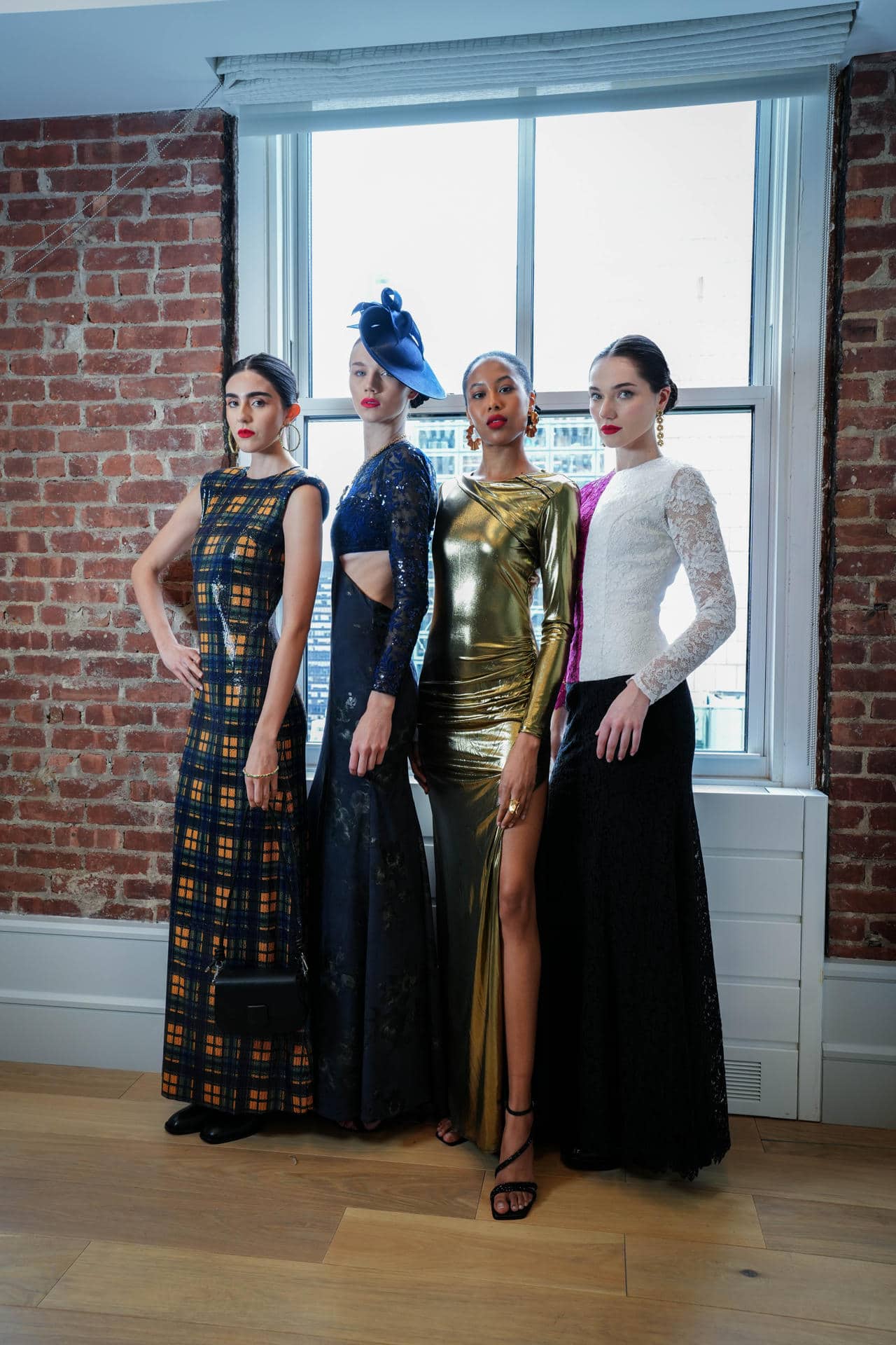 Fotografía cedida por Raúl Peñaranda que muestra 4 modelos luciendo diseños de su ultima colección presentada este lunes, en el Rockefeller Center en Nueva York (EE.UU.). EFE/ Juan Manuel Vargas/ Raúl Peñaranda/ SOLO USO EDITORIAL/NO VENTAS/SOLO DISPONIBLE PARA ILUSTRAR LA NOTICIA QUE ACOMPAÑA (CRÉDITO OBLIGATORIO)