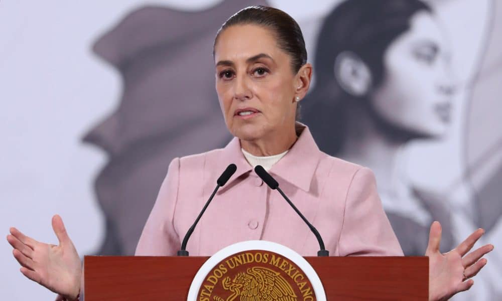 La presidenta de México Claudia Sheinbaum, participa en una rueda de prensa este lunes en el Palacio Nacional en Ciudad de México (México). EFE/Mario Guzmán