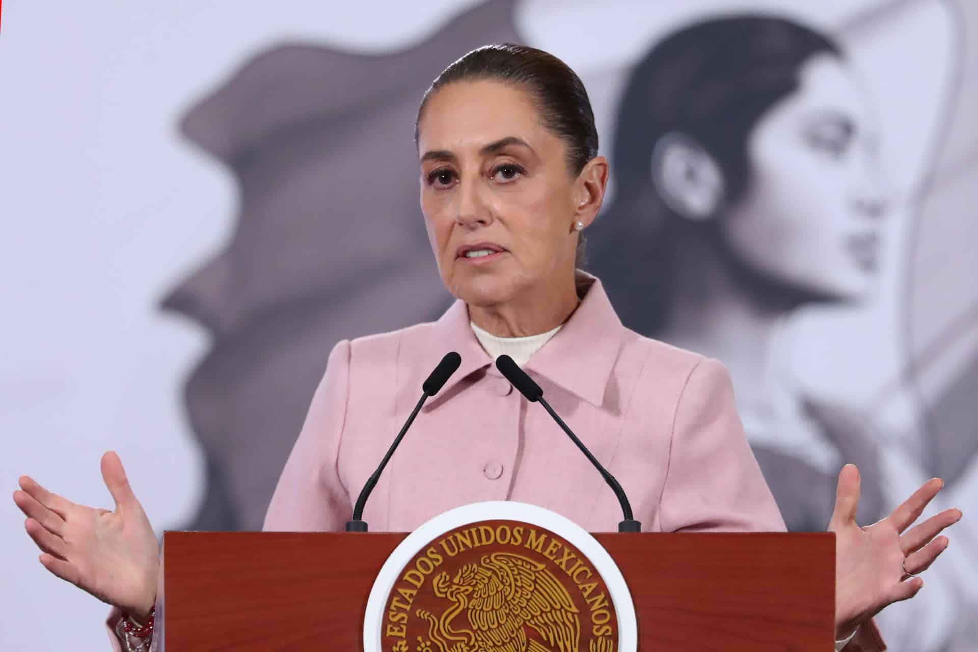 La presidenta de México Claudia Sheinbaum, participa en una rueda de prensa este lunes en el Palacio Nacional en Ciudad de México (México). EFE/Mario Guzmán