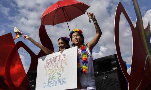 QUEZON CITY (Philippines), Fotografía de archivo, tomada el 28/06/2025, que muestra a dos mujeres durante una marcha del Orgullo en Filipinas. (Filipinas) EFE/EPA/ROLEX DELA PENA