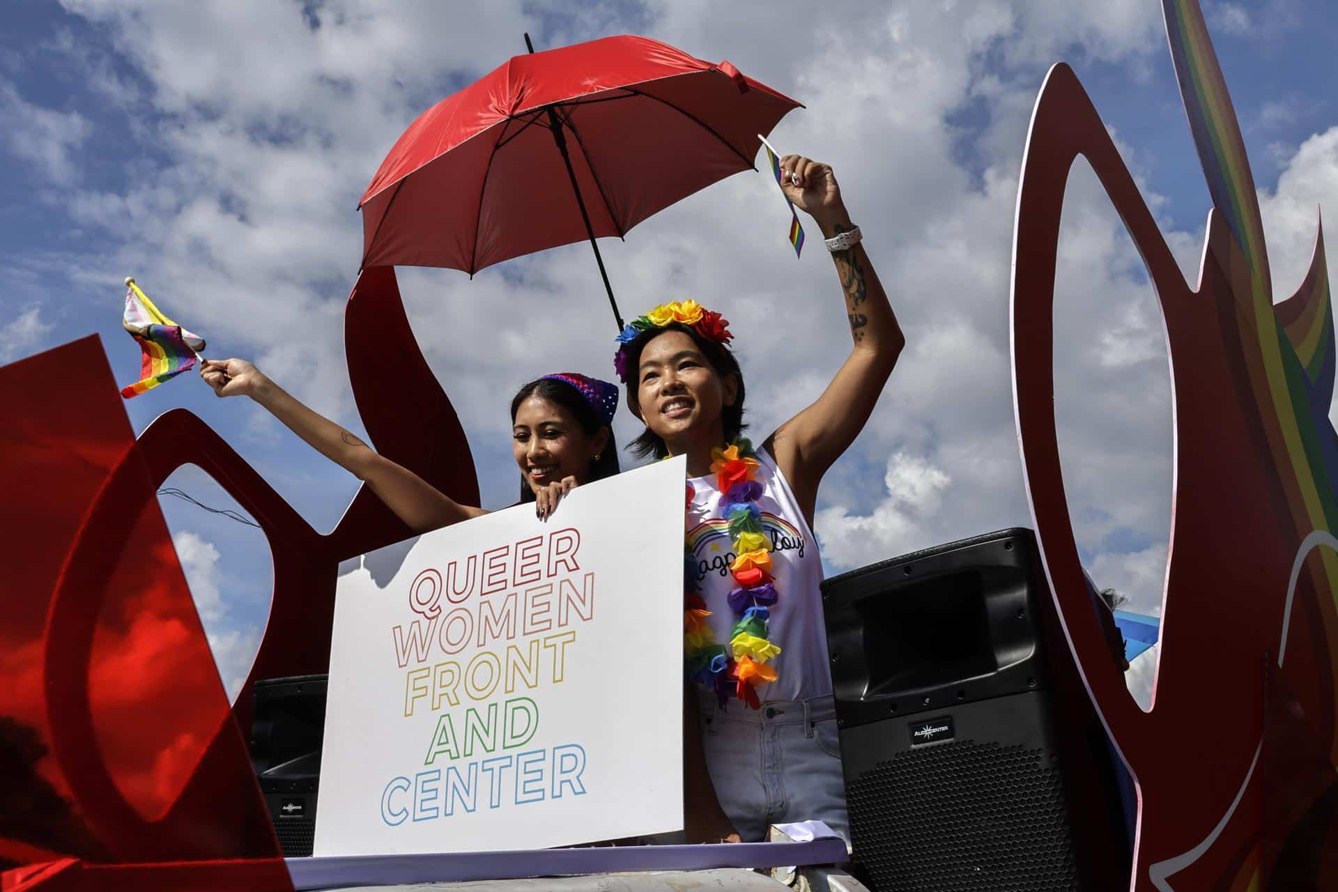 QUEZON CITY (Philippines), Fotografía de archivo, tomada el 28/06/2025, que muestra a dos mujeres durante una marcha del Orgullo en Filipinas. (Filipinas) EFE/EPA/ROLEX DELA PENA
