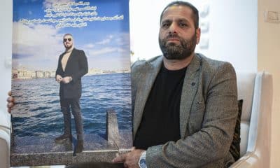 Wael Hetini, ciudadano de la localidad Arraba (norte de Israel), sostiene una foto de su sobrino Walid Jaled Hetini, quien fue asesinado en 2024, en medio de la ola de violencia que se vive en las comunidades árabes en Israel. EFE/ Magda Gibelli