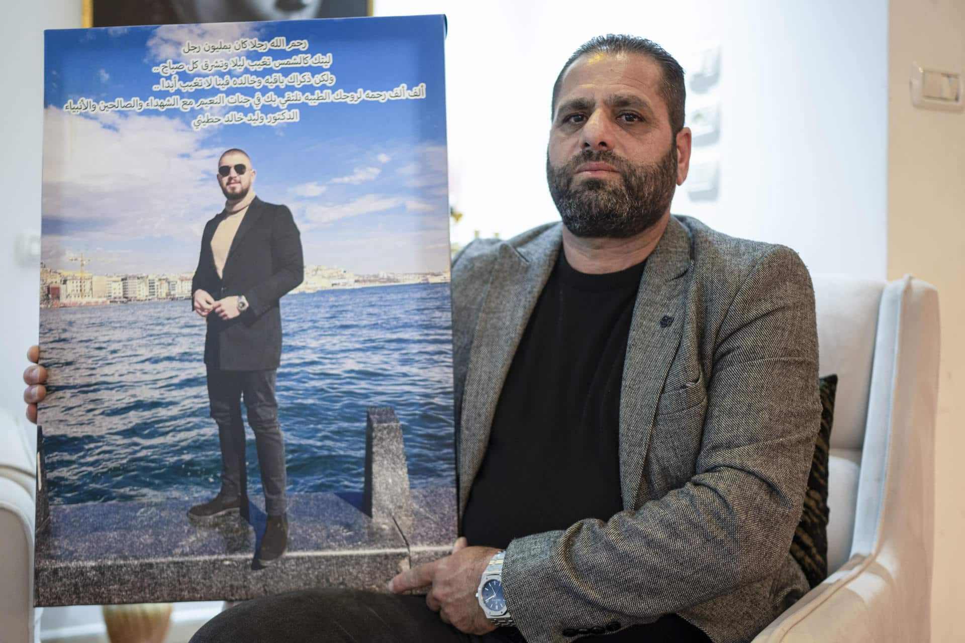Wael Hetini, ciudadano de la localidad Arraba (norte de Israel), sostiene una foto de su sobrino Walid Jaled Hetini, quien fue asesinado en 2024, en medio de la ola de violencia que se vive en las comunidades árabes en Israel. EFE/ Magda Gibelli
