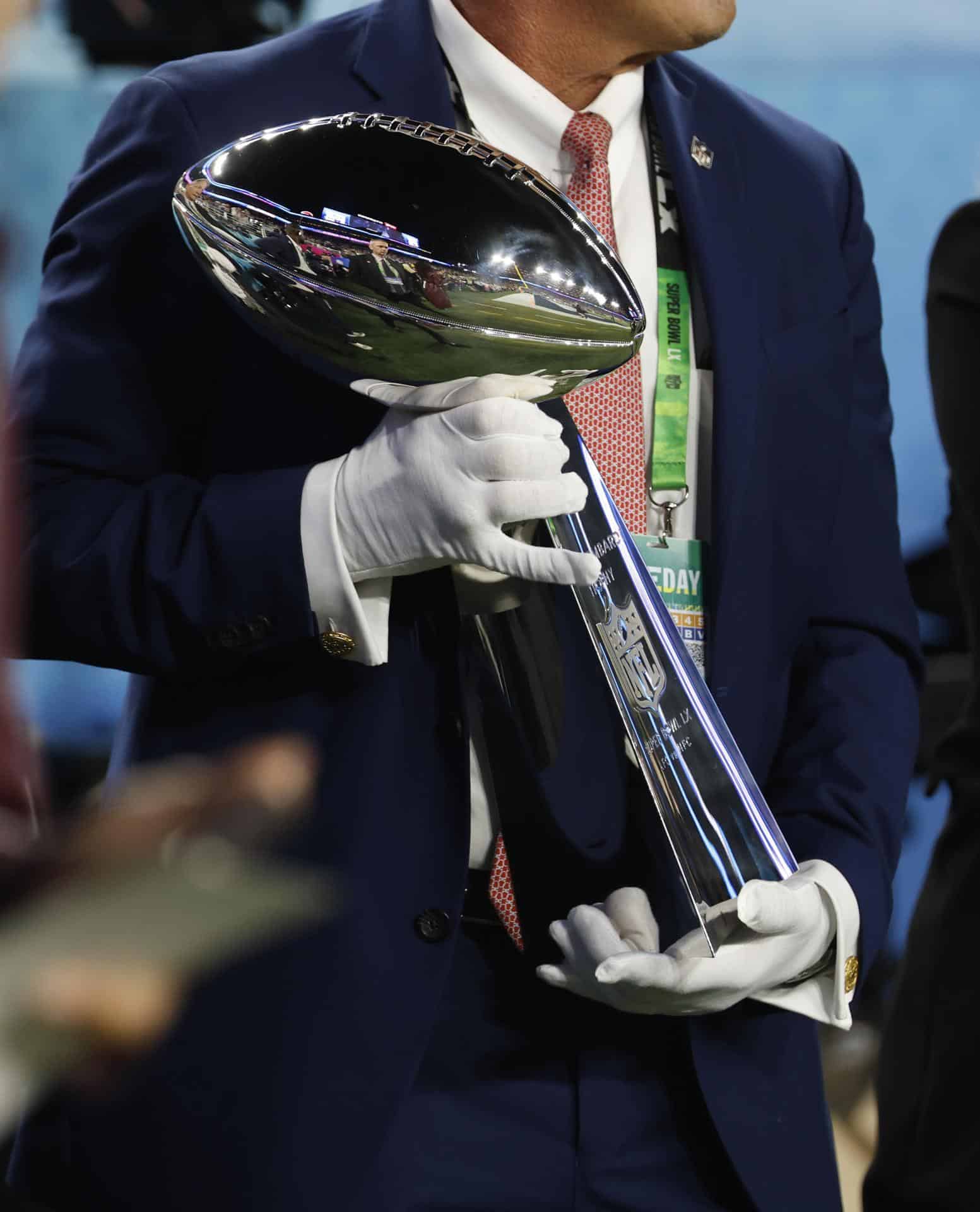 El Trofeo Vince Lombardi es exhibido este domingo antes de ser entregado por segunda vez en su historia a los Seattle Seahawks tras vencer a los New England Patriots en el Levi's Stadium de Santa Clara (California). EFE/EPA/JOHN G. MABANGLO