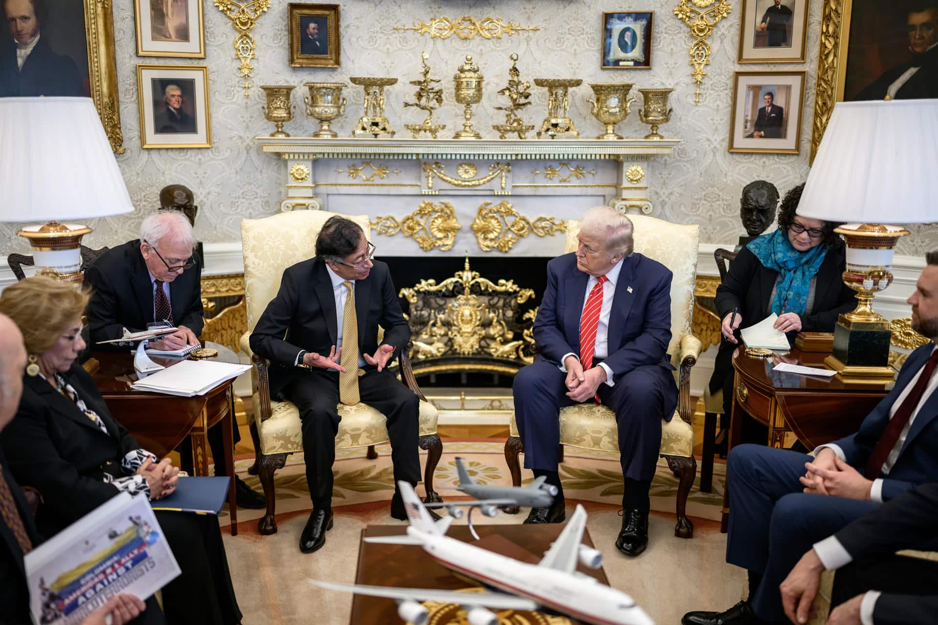 Fotografía publicada en la red social X en la cuenta @infopresidencia que muestra al presidente de Colombia, Gustavo Petro (c-i), junto a su homólogo de Estados Unidos, Donald Trump (c-d), durante una reunión este martes, en la Casa Blanca, en Washington (Estados Unidos). EFE/ @infopresidencia /SOLO USO EDITORIAL NO VENTAS /SOLO DISPONIBLE PARA ILUSTRAR LA NOTICIA QUE ACOMPAÑA (CRÉDITO OBLIGATORIO)