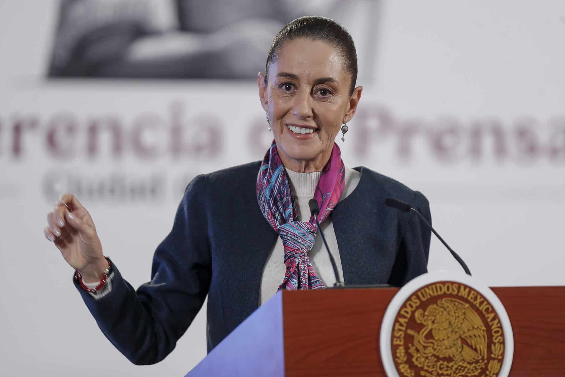 La presidente de México, Claudia Sheinbaum, habla durante una rueda en el Palacio Nacional de la Ciudad de México (México). EFE/ Isaac Esquivel