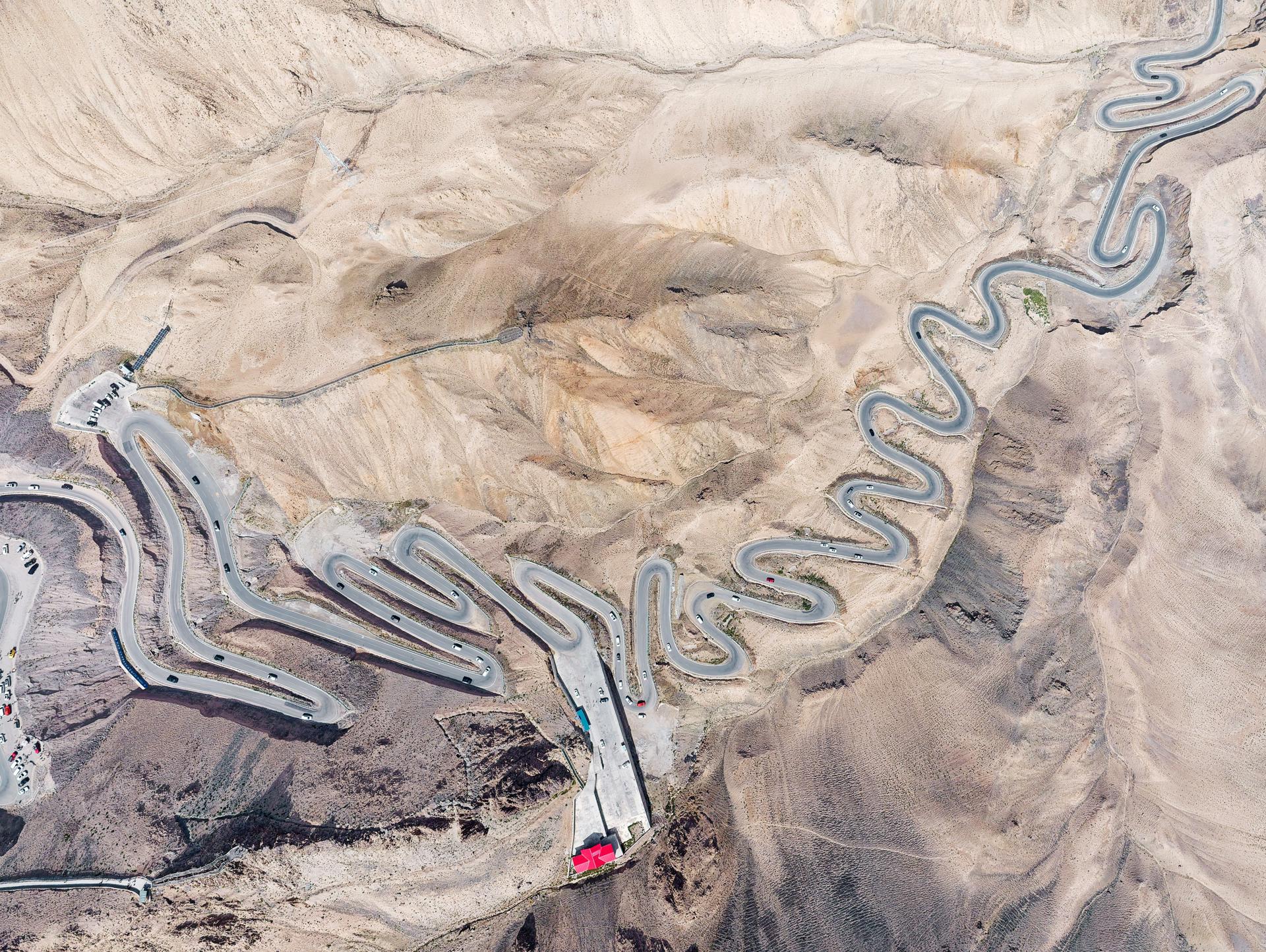Archivo - Condado Tashkurgan (China), 17/08/2025.- Una foto aérea muestra la carretera Panlong durante un viaje organizado por el gobierno en el condado de Tashkurgan, Región Autónoma Uigur de Xinjiang, China, el 12 de agosto de 2025 (publicada el 17 de agosto de 2025). La carretera Panlong en China, también conocida como la Carretera Antigua de Panlong, es una famosa ruta de montaña ubicada en la región de Kashgar. Parte de la histórica Ruta de la Seda, destaca por sus numerosas curvas cerradas, con una longitud total de 36 kilómetros y más de 600 curvas. EFE/EPA/ALEX PLAVEVSKI