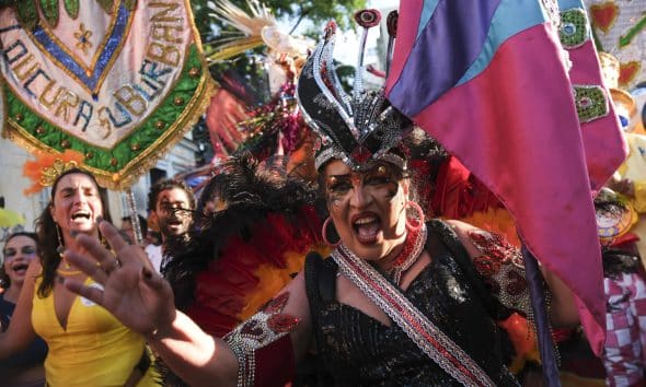 Una mujer participa en el desfile de la comparsa callejera 'Loucura Suburbana' este jueves, en el barrio Engenho de Dentro en Río de Janeiro (Brasil). EFE/ André Coelho