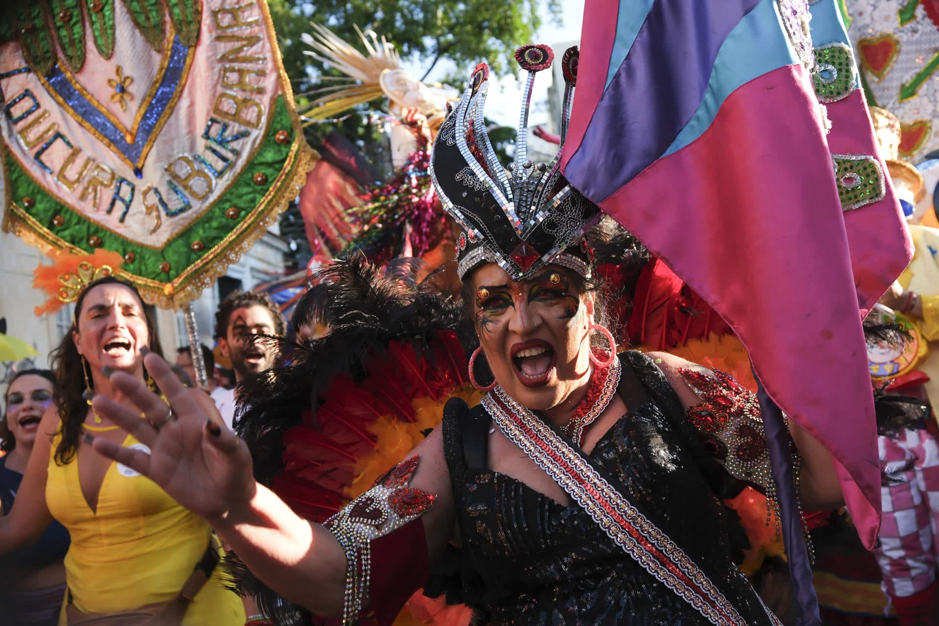 Una mujer participa en el desfile de la comparsa callejera 'Loucura Suburbana' este jueves, en el barrio Engenho de Dentro en Río de Janeiro (Brasil). EFE/ André Coelho