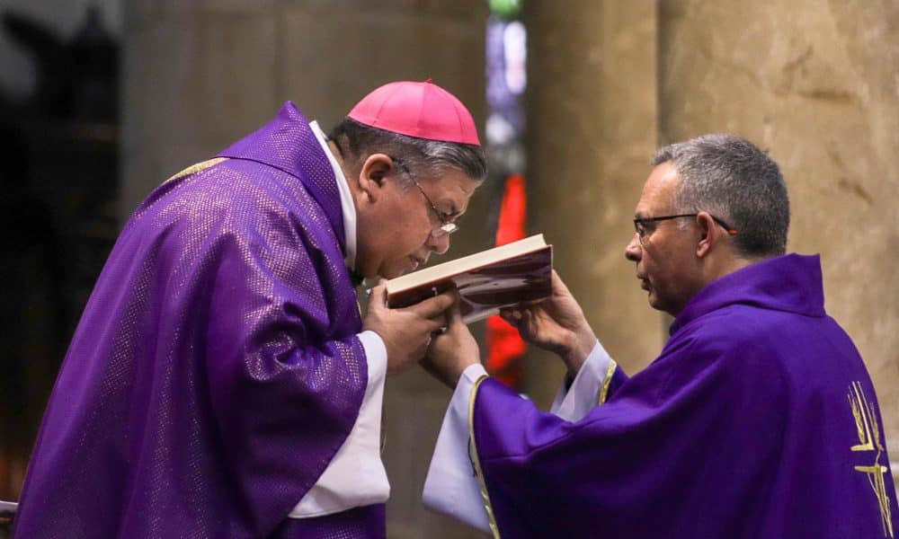 Religiosos participan en la celebración del Miércoles de Ceniza, este 18 de febrero de 2026 en La Paz (Bolivia). EFE/ Gabriel Márquez