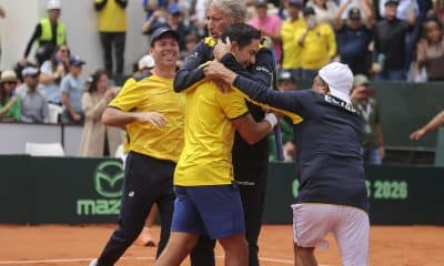 Gonzalo Escobar (ci) junto al capitán Raúl Viver (cd) de Ecuador celebran la clasificación a la segunda ronda tras ganar ante Australia en un partido de dobles de la Copa Davis este domingo, en Quito (Ecuador). EFE/José Jácome