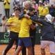 Gonzalo Escobar (ci) junto al capitán Raúl Viver (cd) de Ecuador celebran la clasificación a la segunda ronda tras ganar ante Australia en un partido de dobles de la Copa Davis este domingo, en Quito (Ecuador). EFE/José Jácome